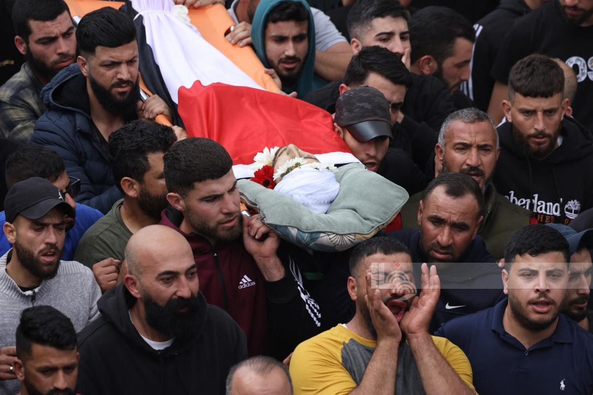 مواطنون يشيعون جثمان الشهيد جهاد أبو عليا الذي ارتقى برصاص مستعمرين في قرية المغيّر شمال شرق رام الله (أ ف ب)